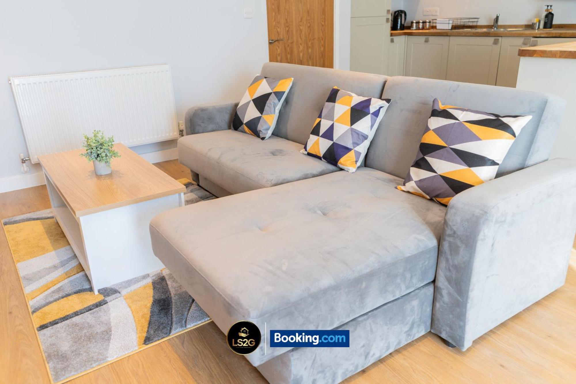 Spacious 2 Bedroom Flat By Ls2g Short Lets & Serviced Greater London With Free Wifi Apartment *
