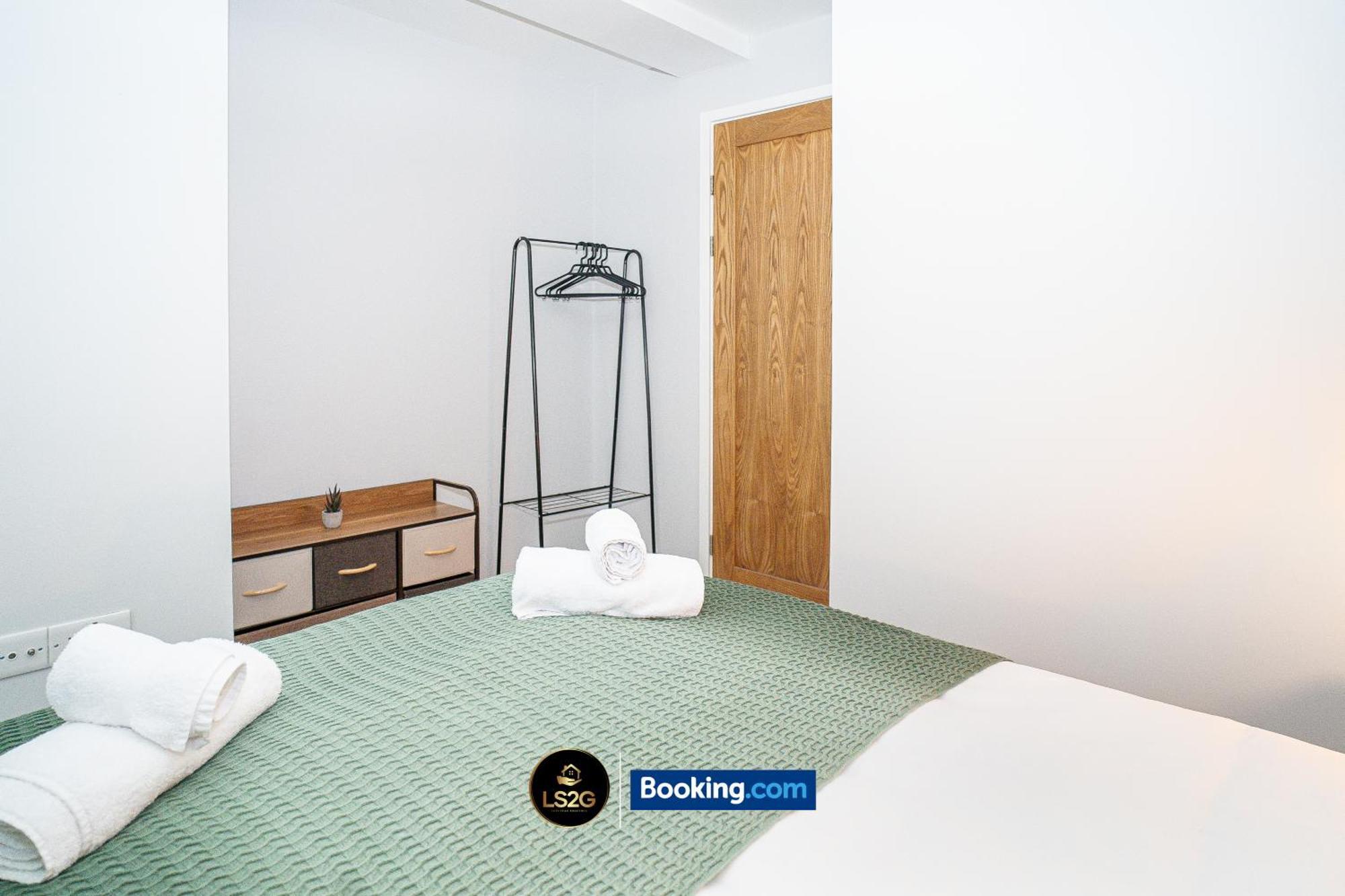 Spacious 2 Bedroom Flat By Ls2g Short Lets & Serviced Greater London With Free Wifi *