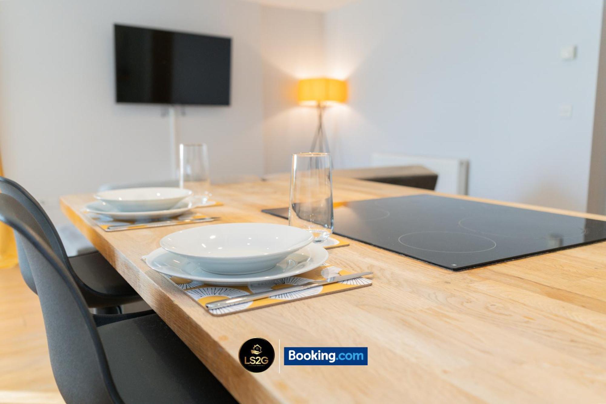 Spacious 2 Bedroom Flat By Ls2g Short Lets & Serviced Greater London With Free Wifi * Newquay (Cornwall)