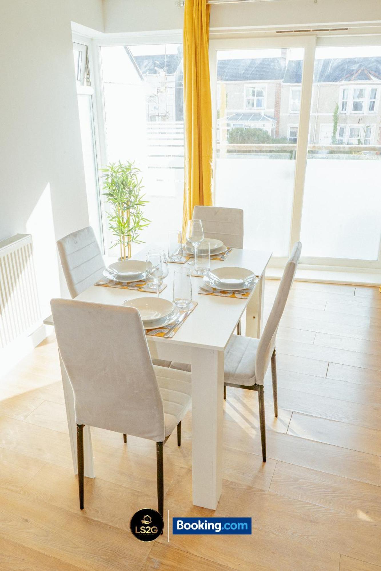 Spacious 2 Bedroom Flat By Ls2g Short Lets & Serviced Greater London With Free Wifi * Newquay (Cornwall)