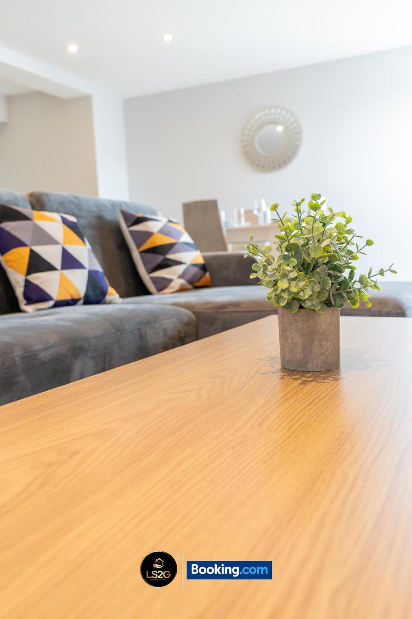 Spacious 2 Bedroom Flat By Ls2g Short Lets & Serviced Greater London With Free Wifi Apartment Newquay (Cornwall)