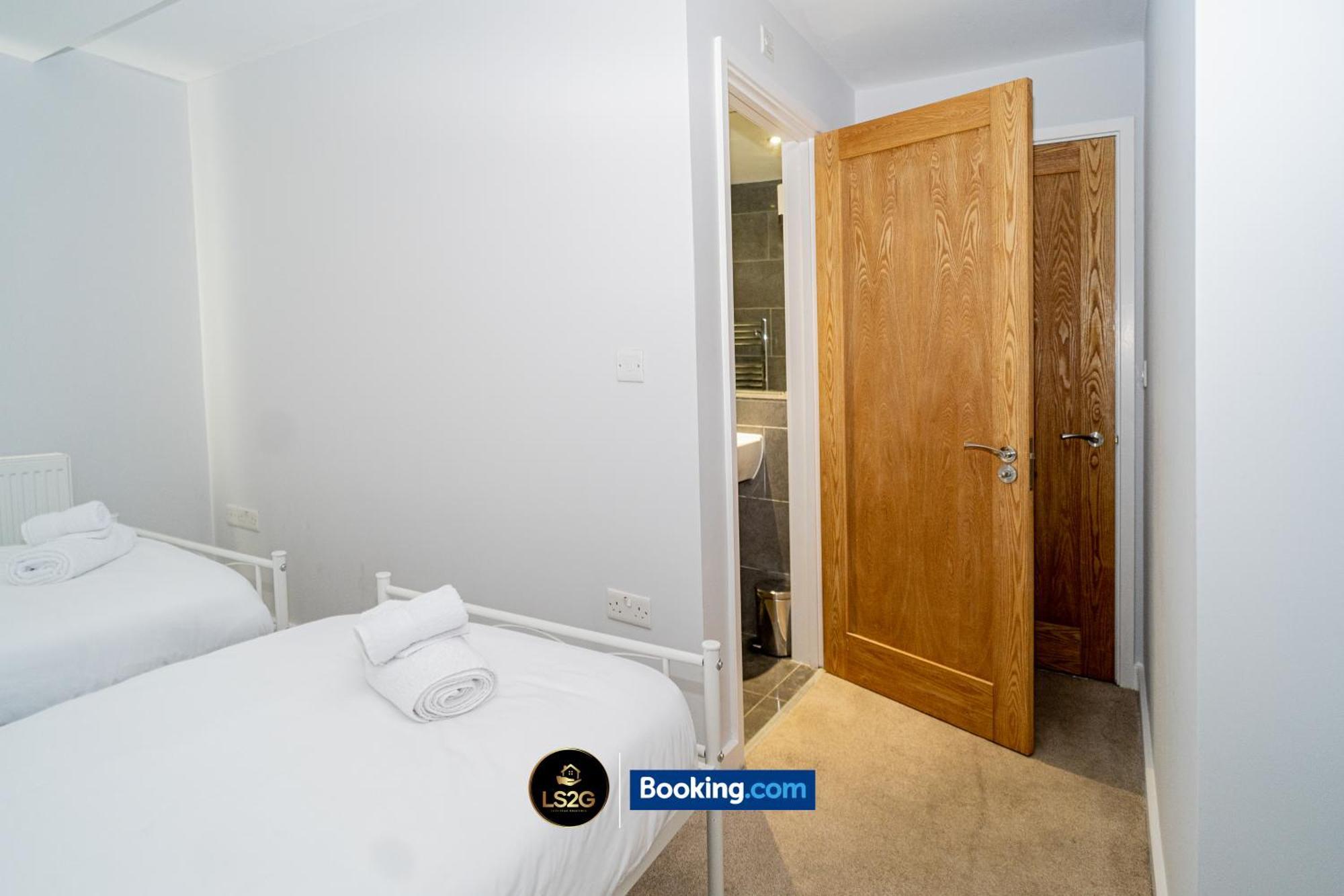 Spacious 2 Bedroom Flat By Ls2g Short Lets & Serviced Greater London With Free Wifi *