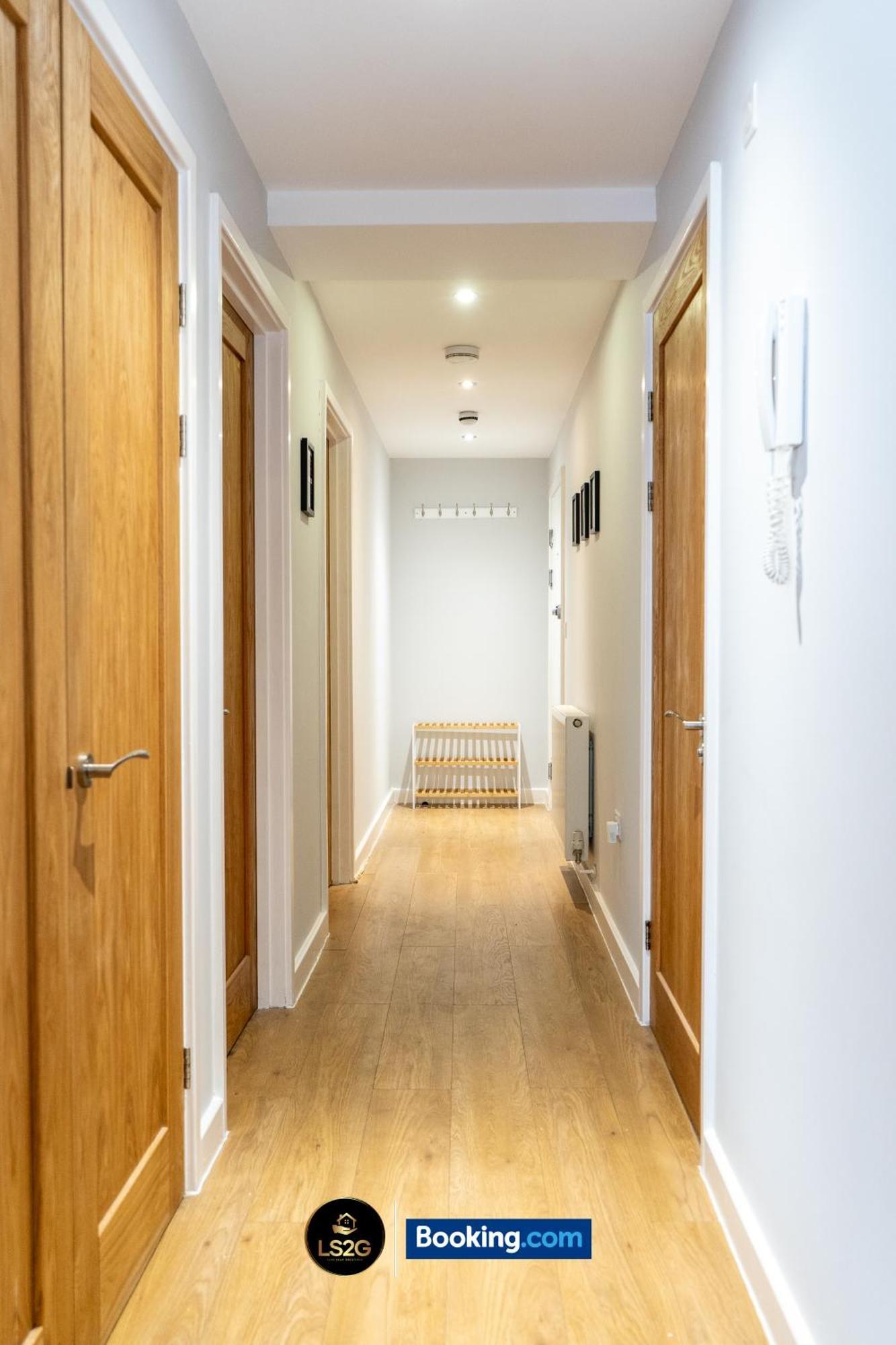 Spacious 2 Bedroom Flat By Ls2g Short Lets & Serviced Greater London With Free Wifi * Newquay (Cornwall)